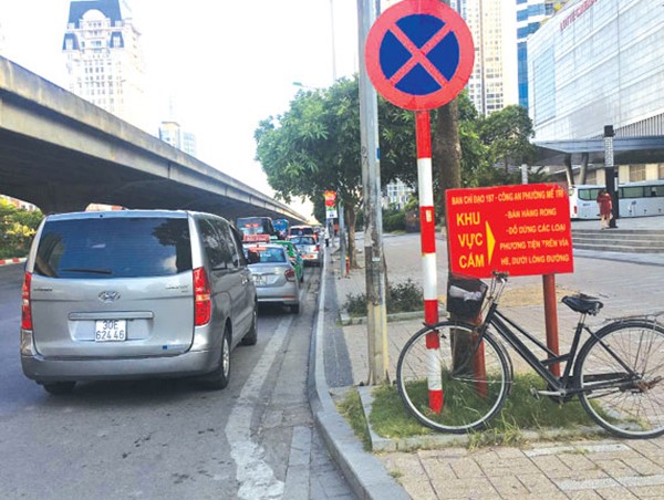 [Điểm nóng giao thông] Xử lý nghiêm dừng, đỗ xe vi phạm trên đường Phạm Hùng