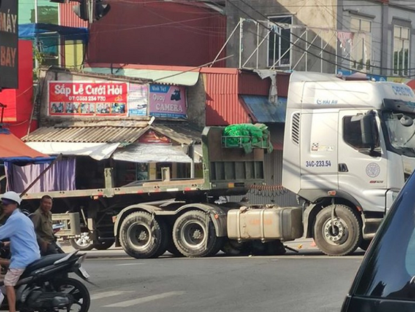 Tai nạn giao thông mới nhất hôm nay 30/7: Va chạm với xe đầu kéo, người phụ nữ bị xe container cán tử vong