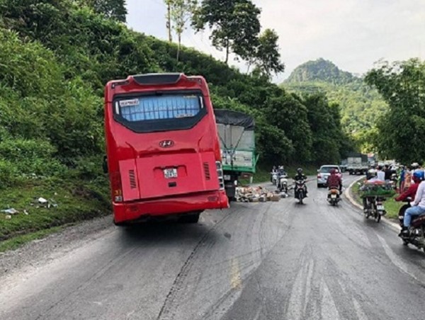 Tai nạn giao thông mới nhất hôm nay 31/7: Xe tải đâm xe khách, nhiều người hoảng loạn