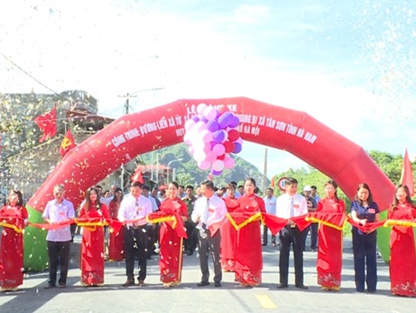 Huyện Ứng Hòa cắt băng thông xe tuyến đường liên xã