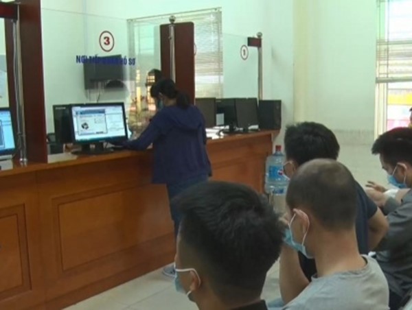 Ngày đầu cấp, đổi biển vàng cho xe ô tô có đăng ký kinh doanh vận tải