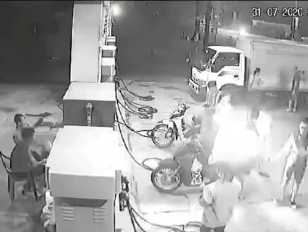 Hà Nội: Xử lý 3 thanh niên bật lửa hút thuốc khi đổ xăng gây cháy ở Mê Linh