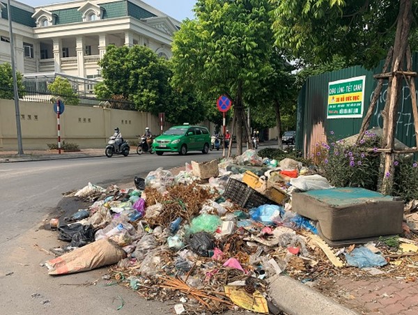 Bãi rác tại nút Phạm Hùng – Nguyễn Quốc Trị: Bao giờ được xử lý?