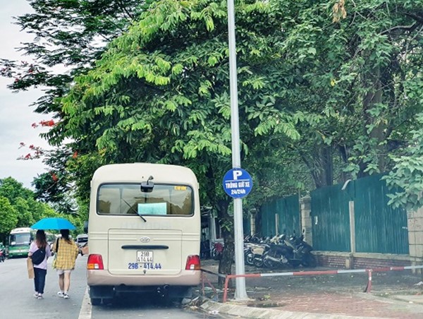 [Điểm nóng giao thông] Bãi xe đẩy người đi bộ xuống lòng đường