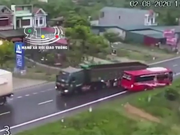 Xe đầu kéo lấn làn 'đẩy' xe khách lao xuống ruộng