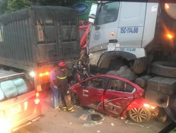 Hà Nội: Ô tô con bị xe container đè lên nóc, 3 người tử vong tại chỗ