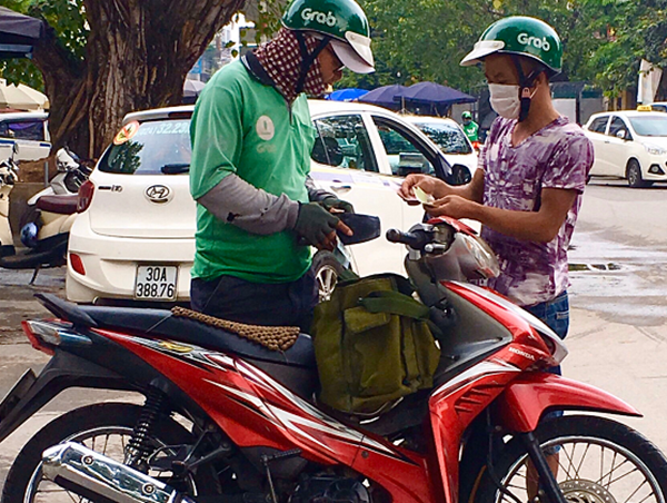 Tài xế xe ôm công nghệ: Nhiều rủi ro rình rập
