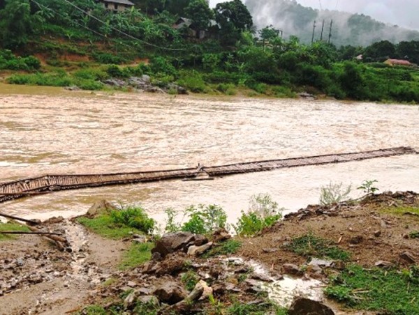Hạ tầng giao thông nhiều nơi thiệt hại nặng nề do bão số 2