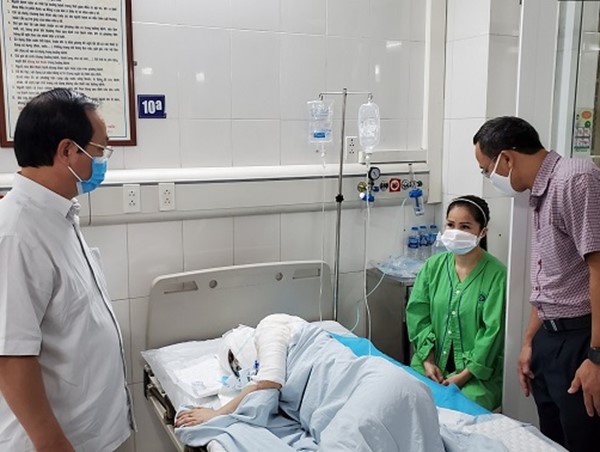 Phó Chủ tịch UBND TP Hà Nội viếng, thăm hỏi các nạn nhân vụ xe container đè bẹp ô tô con