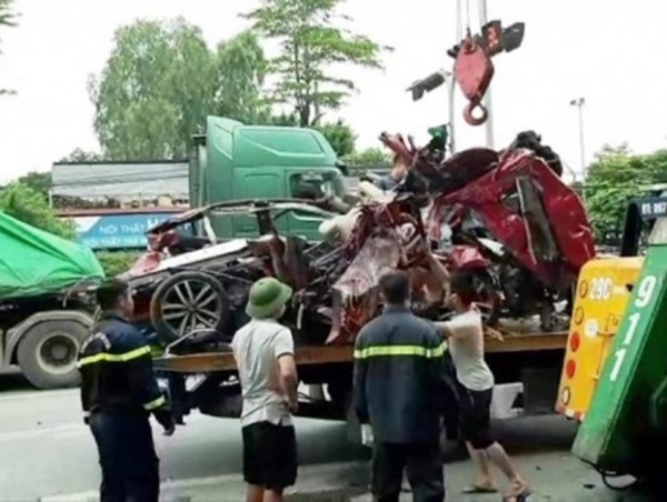 Khởi tố vụ án, tạm giữ hình sự tài xế vụ xe container đè bẹp ô tô con làm 3 người tử vong