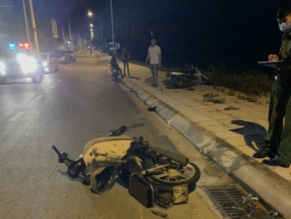 Phớt lờ hiệu lệnh, nam thanh niên phóng xe máy đâm gãy chân cán bộ công an