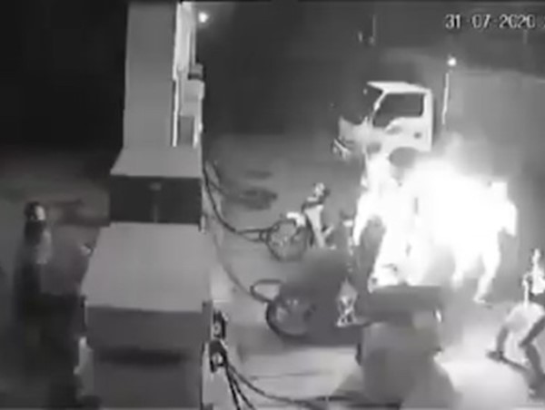 Hút thuốc gây cháy tại cây xăng: Xử lý thế nào?