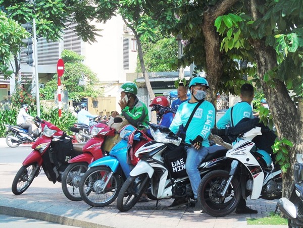 Tài xế taxi, xe ôm công nghệ lo thất nghiệp