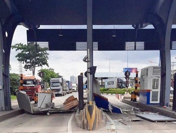 Container phá nát ca bin bán vé tại trạm thu phí ở TP Hồ Chí Minh