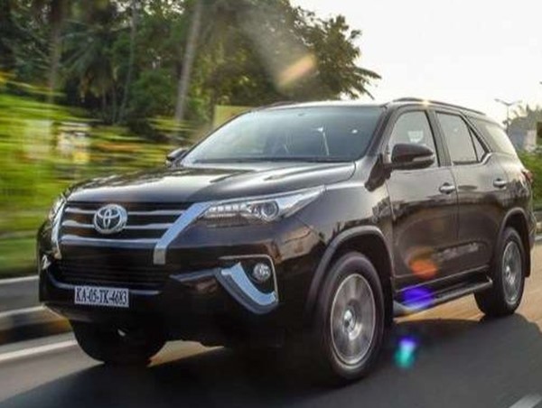 Giá xe ô tô hôm nay 6/8: Toyota Fortuner dao động từ 1,033 - 1,354 tỷ đồng