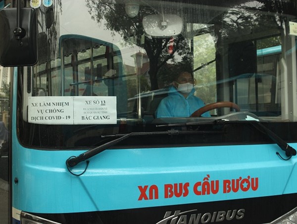 Khử trùng toàn bộ xe buýt 10-10, cách ly 36 người liên quan đến ca mắc Covid-19 số 714