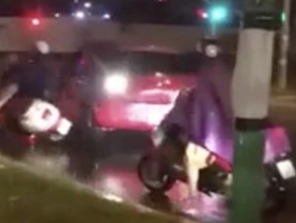 Khẩn trương làm rõ nghi vấn xe “điên” lùi trúng hàng loạt xe chờ đèn đỏ