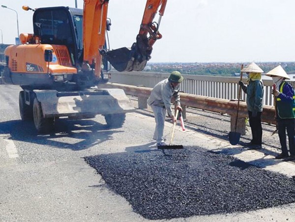Công nghệ sửa chữa mặt cầu Thăng Long: Nếu thành công sẽ được nhân rộng
