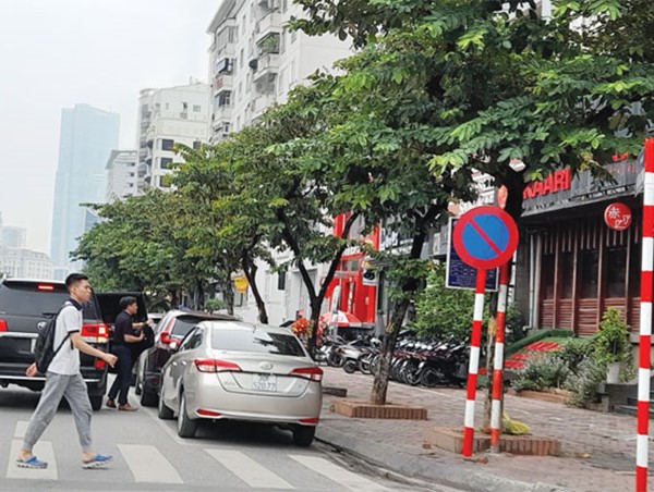 [Điểm nóng giao thông] Ô tô dừng đỗ lộn xộn trên phố Trần Thái Tông