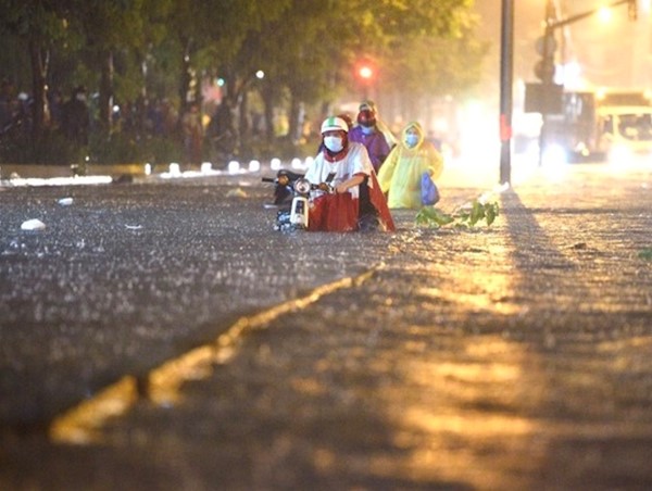 TP Hồ Chí Minh: Mưa lớn kéo dài khiến nhiều tuyến đường ngập sâu