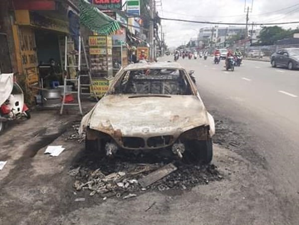 Ô tô cháy rụi khi đang lưu thông