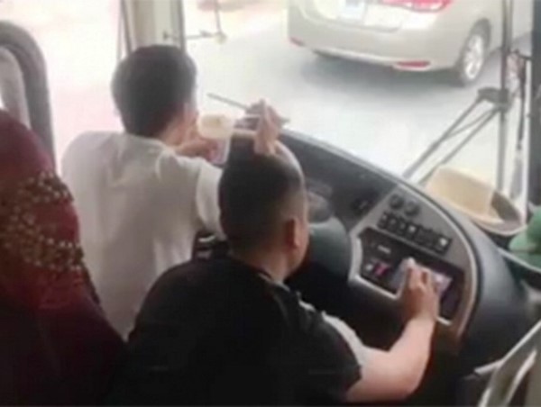 Tước bằng tài xế vừa lái xe vừa ăn mì tôm