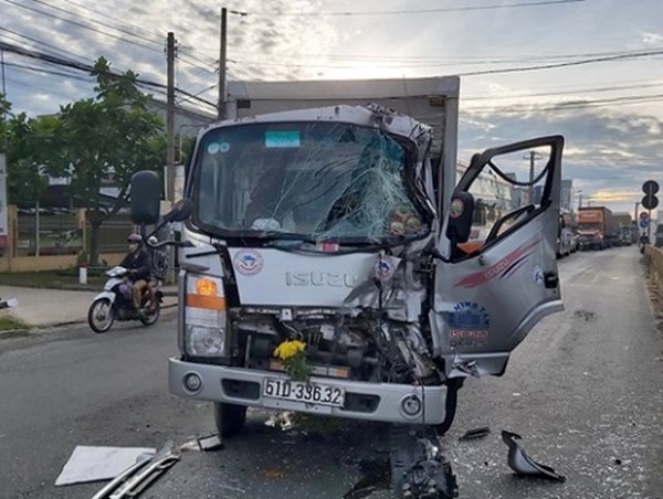 Tai nạn giao thông mới nhất hôm nay 7/8: Tông đuôi xe tải dừng chờ đèn đỏ, tài xế kẹt cứng trong cabin