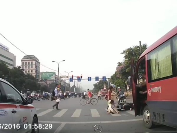 Hà Nội: Xe khách tông văng người phụ nữ dừng đèn đỏ trên đường Giải Phóng