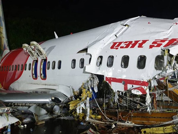 Máy bay Ấn Độ gãy đôi khi hạ cánh: 17 người thiệt mạng, hơn 100 người bị thương