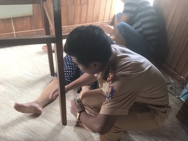 Cảnh sát giao thông cứu giúp người phụ nữ bị ngất trên sông Hồng