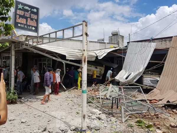 Tai nạn giao thông mới nhất hôm nay 8/8: Xe "điên" tông sập 3 nhà dân