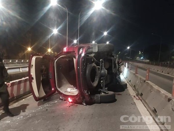 2 vụ ô tô lật trong đêm, tài xế không chịu đo nồng độ cồn rồi bỏ đi