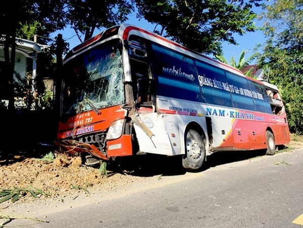 Tai nạn giao thông mới nhất hôm nay 9/8: 19 người thoát chết khi xe khách gặp nạn