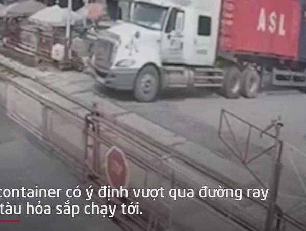 Video: Nữ nhân viên gác chắn tàu có hành động bất ngờ với tài xế container định vượt rào