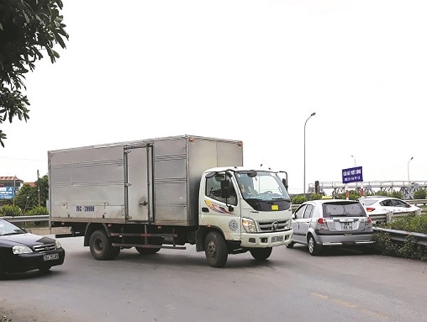 [Điểm nóng giao thông] Lộn xộn giao thông đầu cầu Giẽ