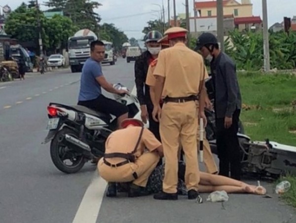 Cảnh sát giao thông cứu giúp thai phụ bị tai nạn thoát cơn nguy kịch