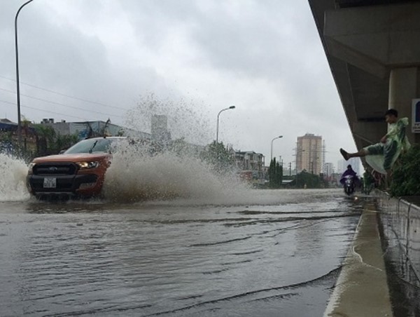 [Văn hóa giao thông] Đừng “rẽ sóng” để tát nước vào nhau