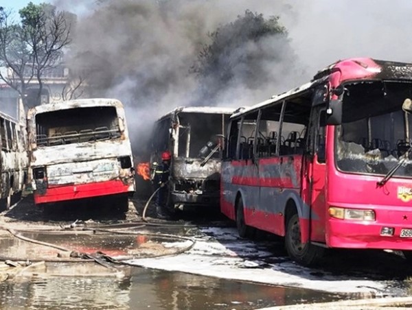 “Bà hỏa” ghé thăm bãi xe tự phát, thiêu rụi 6 xe chở công nhân