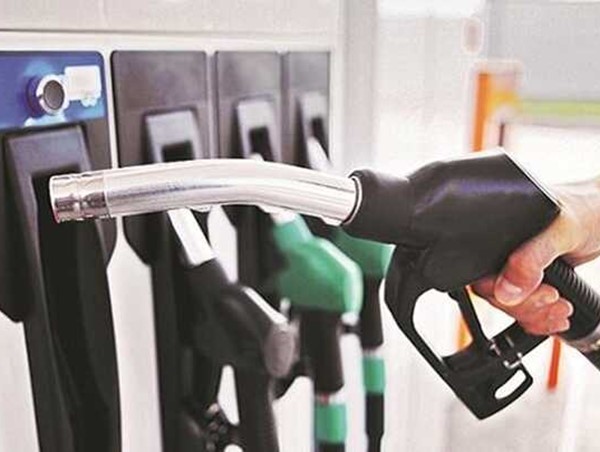 Giá xăng RON 95, dầu diesel và dầu hỏa giảm nhẹ từ 15 giờ chiều nay