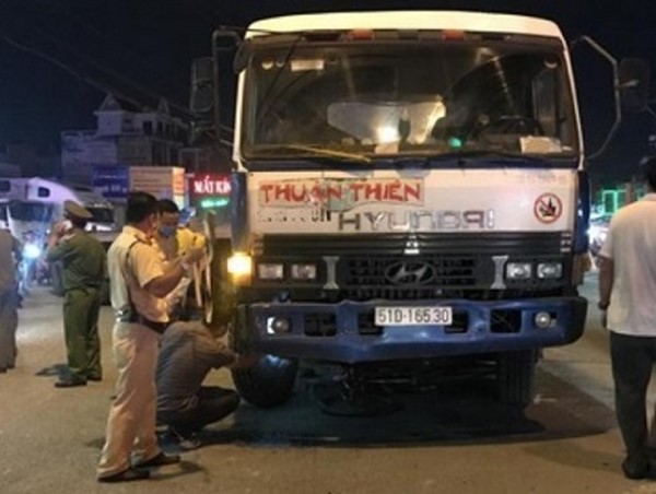 Tai nạn giao thông mới nhất hôm nay 12/8: 3 mẹ con bán vé số bị cuốn vào gầm xe