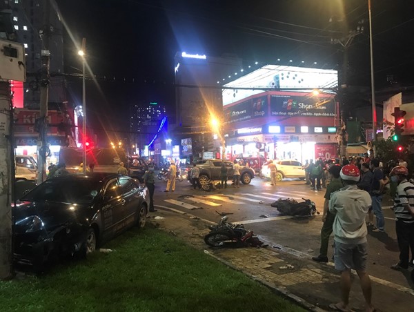 Nữ tài xế lái ô tô húc văng loạt xe máy dừng chờ đèn đỏ