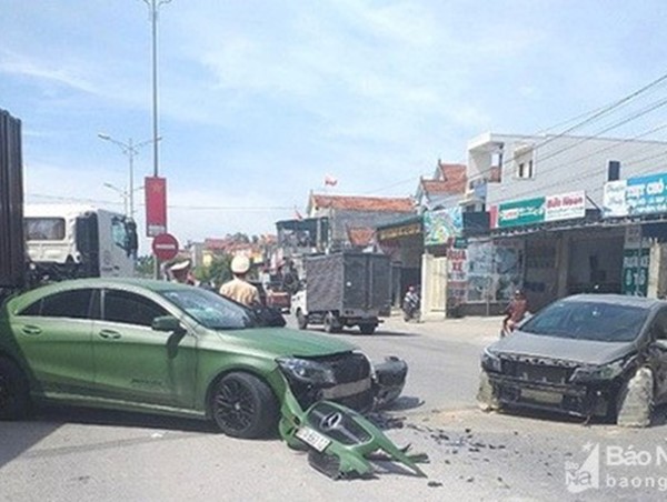 Tài xế xe ben tông vào xe Mercedes, gây tai nạn liên hoàn rồi bỏ chạy