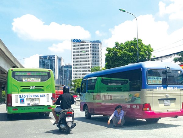 [Điểm nóng giao thông] Ngồi lì trên đường Phạm Hùng chờ khách!