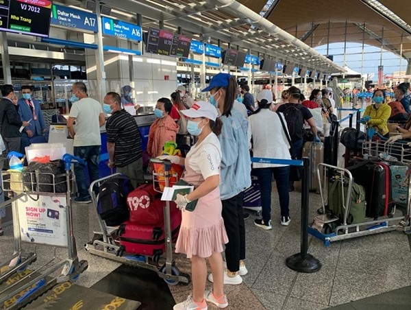 Đưa gần 240 công dân Việt Nam từ Malaysia về nước