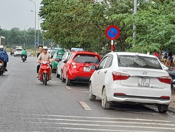 Điểm nóng giao thông: Dừng, đỗ “vô kỷ luật” trên đường Châu Văn Liêm