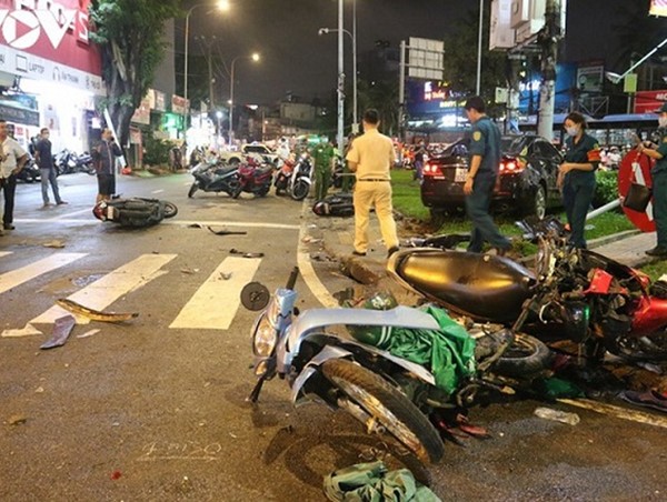 Tai nạn giao thông mới nhất hôm nay 14/8: Nữ tài xế đạp nhầm chân ga, tông 8 xe máy