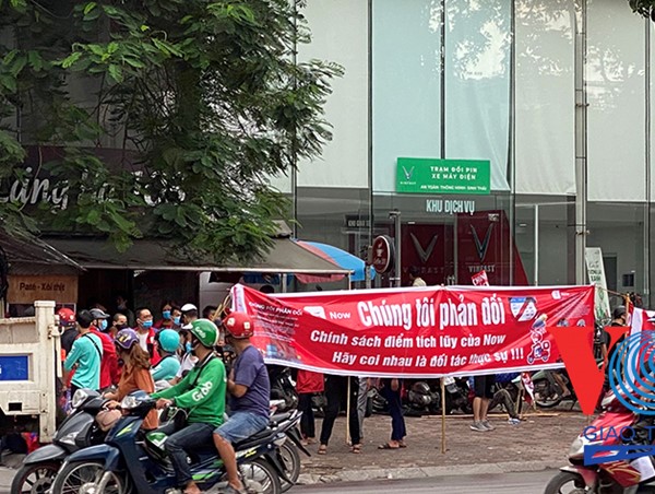Hà Nội: Hàng trăm tài xế Now đình công phản đối chính sách điểm tích luỹ 