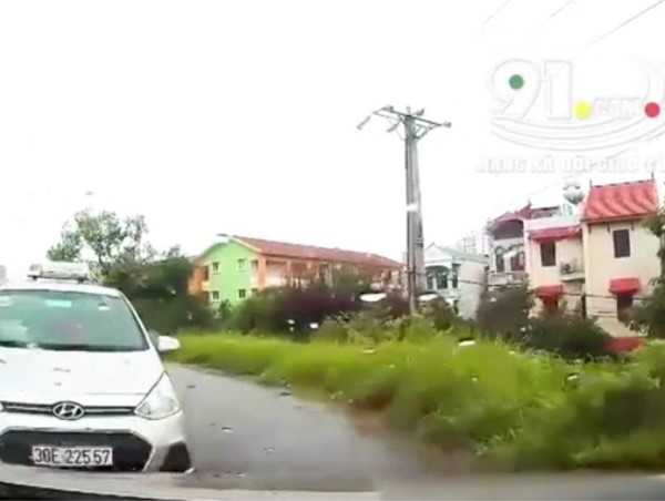 Video: Tài xế taxi đi ẩu đâm trực diện vào ô tô đi ngược chiều