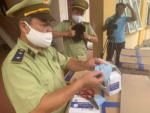 Hà Tĩnh: Bắt giữ xe tải chở 390.000 khẩu trang y tế và 1.000 mũ bảo hiểm không rõ nguồn gốc