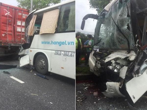Tai nạn giao thông mới nhất hôm nay 15/8: Tông vào đuôi xe container, tài xế xe khách mắc kẹt trong cabin